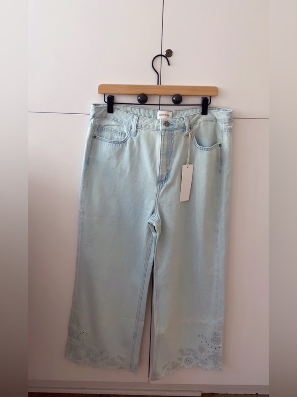NWT Driftwood Charlee JeansLight Wash Embroidered Hem Straight Crop Denim Boho - Picture 5 of 8